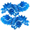 Nahaufnahme von symmetrischen 3D-Blumenstickerei-Spitzenaufnähern in Blau auf weißem Grund - Ein Paar (2 Stück) / Saphirblau