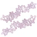 Gros plan de patchs de broderie en dentelle florale hydrosoluble violet clair par paires. - Mauve Clair