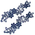 Vue détaillée d'une paire de patchs de fleurs en dentelle symétriques bleu profond - Bleu foncé