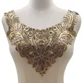 Vue détaillée d'un col en dentelle dorée brodée sur un mannequin de couture professionnel. - Estampillage à chaud