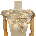 Detailansicht der aufwendigen Blumen-Spitzenkragen-Applikation in Gold und Silber - Graubeige