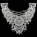 Col en dentelle brodée blanc complexe avec motifs floraux et détails de papillons évidés - Blanc