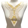 Détail en gros plan du col en dentelle brodée jaune et blanc, applique soluble à l'eau - Jaune