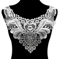 Vue détaillée en gros-plan d'un col en dentelle blanche soluble pour projets de couture DIY - Blanc