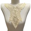 Vue détaillée d'une applique de col en dentelle brodée ajourée de couleur crème. - Champagne