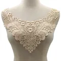 Vue détaillée de l'appliqué de col en dentelle hydrosoluble champagne pour vêtement - Beige