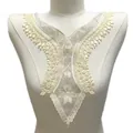 Vue détaillée d'une applique de col en dentelle brodée blanc crème avec motifs floraux - Gris