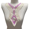 Détail de l'applique de col en dentelle brodée florale violette et blanche. - Violet