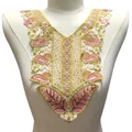 Vue détaillée d'un col en dentelle brodée rose et or avec des paillettes scintillantes - Rose rouge
