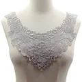 Col en dentelle soluble à l'eau argentée sur un mannequin pour la couture de vêtements. - Gris