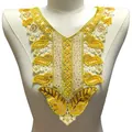 Gros plan d'une broderie à paillettes jaunes sur une applique de col en dentelle soluble - Jaune