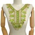 Vue détaillée d'un col en dentelle hydrosoluble avec broderie verte et rose et paillettes - Vert Herbe