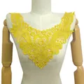 Détail d'une applique de col en dentelle jaune soluble sur un buste de mannequin blanc - Jaune