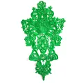 Dettaglio di toppa in pizzo ricamato verde intenso per decorazione abbigliamento DIY moda. - Verde