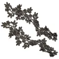 Nahaufnahme von schwarzen symmetrischen floralen Stickereispitzen für Kleidung. - Ein Paar / Schwarz