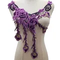 Dettaglio dell'applicazione in pizzo ricamato con rose viola 3D per lo scollo - Viola