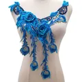 Dettaglio del colletto in pizzo 3D blu con fiori e piume di pavone ricamate - Blu