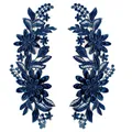 Vista dettagliata di applicazioni in pizzo floreale blu navy simmetriche su sfondo bianco. - Patch Simmetrica / Blu scuro
