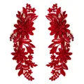 Vista dettagliata di applique in pizzo ricamato rosso con motivi floreali simmetrici - Patch Simmetrica / Borgogna