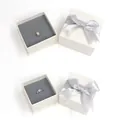 Elegante weiße Schmuckschachtel mit silberner Schleife für Ringe und Halsketten - Weiße Geschenkschachtel mit Schleife