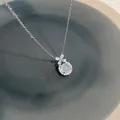 Nahaufnahme S925 Sterlingsilber Kette mit weißem Achat und floralem Anhänger-Detail - Kupfer Weißer Achat Schleifenstil