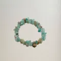 Detailaufnahme eines handgefertigten Naturstein-Perlenarmbands mit blauen Aventurin-Chips - Zerstoßenes Aventurin / Bronzegrün