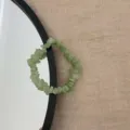 Nahaufnahme des handgefertigten Armbands aus unregelmäßigem grünem Aventurin. - Zerstoßenes Aventurin / Grasgrün