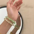 Detailansicht handgefertigter Natur-Aventurin-Jade und weißer Stein-Perlenarmbänder am Handgelenk - Stapelset (Rund und Zerstoßen) / Afghanisches Grün und Grasgrün