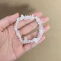 Nahaufnahme eines handgefertigten Armbands aus rosa Kristallsteinen - Zerstoßenes Aventurin / Hellrosa