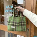 Sac cabas en laine à carreaux verts vintage pour femmes, sac à main d'hiver douillet au design élégant. - Sacs à main à carreaux vert herbe