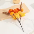Vue détaillée d'un bouquet de citrouilles et feuilles d'érable d'automne artificielles. - Citrouilles en velours