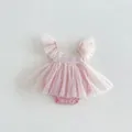 Gedetailleerd overzicht van de roze babytromper van tule met prachtig kantwerk voor feestjes. - 66cm / Roze