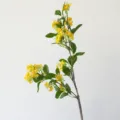 Ramo di fiori di osmanto artificiali con foglie verdi e fiori gialli per decorazioni domestiche. - Giallo