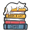 Kawaii schlafende Katze auf Bücherstapel Emaille-Anstecknadel für Kleidung und Rucksäcke - Weiße Katze Geschlossene Augen Buchrücken Kaffee Stil (XZ7471)