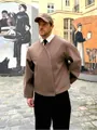 Primer plano de una chaqueta de lana para hombre color topo con hombros estructurados - S / Tops / Marrón