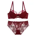 Elegante conjunto de lencería de encaje rojo vino con motivos florales y lazos delicados - 70A / Top Y Pantalón / Burdeos