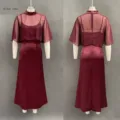 Vue avant et arrière d'une robe sirène en satin bordeaux avec capelet transparent. - S / Robes / Bordeaux