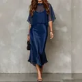 Robe longue élégante en satin bleu marine avec haut superposé en mousseline fine. - S / Robes / Bleu