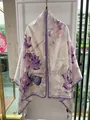 Sciarpa lunga in seta Xiangyunsha in stile cinese con elegante stampa di loto viola. - Stile-1