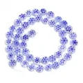 Vista dettagliata di perline di vetro millefiori piatte rotonde con fiori per gioielli. - 8mm (Foro da 1mm) / Blu reale chiaro con fiore blu