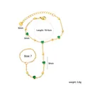 Vue détaillée d'un bracelet bague doré avec des cœurs verts et des dimensions précises - Style Cœur Strass Vert (BL20010JG)