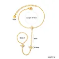 Vue détaillée d'un bracelet de doigt en acier inoxydable doré avec breloques fleurs - Style Fleur à Quatre Pétales (BL20020AG)