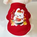 Festlicher roter Haustierpullover mit Neujahrs-Hasendruck in Nahaufnahme-Detail - XS / Festlicher Hoodie - Alles Gute (Rot)