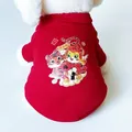 Detailansicht des festlichen Zeichentrickaufdrucks auf einem roten Neujahrspullover für Hunde - XS / Festlicher Hoodie - Drache & Tiger (Rot)