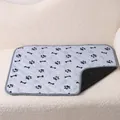 Alfombrilla para mascotas lavable e impermeable con diseño de huellas en un sofá - S / Huella Gris