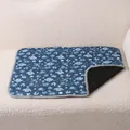 Empapador lavable azul reutilizable para mascotas con diseño de perro sobre fondo sherpa - S / Huesos de Cachorro Azul Oscuro
