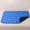 Alfombrilla lavable y reutilizable azul con patrones de huellas para perros y gatos impermeable - S / Huellas Azules