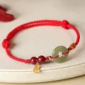 Handgefertigtes rotes Flechtarmband mit Hetian-Jade Ping'an Kou und Zinnoberperlen. - Rot