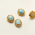Gros plan de breloques en argent 925 plaqué or avec pierres bleues et filigrane ajouré - Aspect Larimar Motif Marin