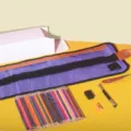 Set de 50 lápices de colores con estuche enrollable morado y útiles de dibujo. - 50 Colores / Set en Caja